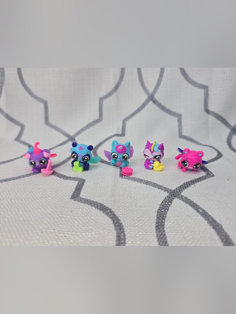 Hatchimals Alive Neon Rainbow Set of 5 Mini Figures & Accessories Read Below